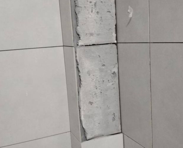 广饶瓷砖空鼓维修公司分享下瓷砖施工前基层浇水润湿程度不足，可能导致以下问题