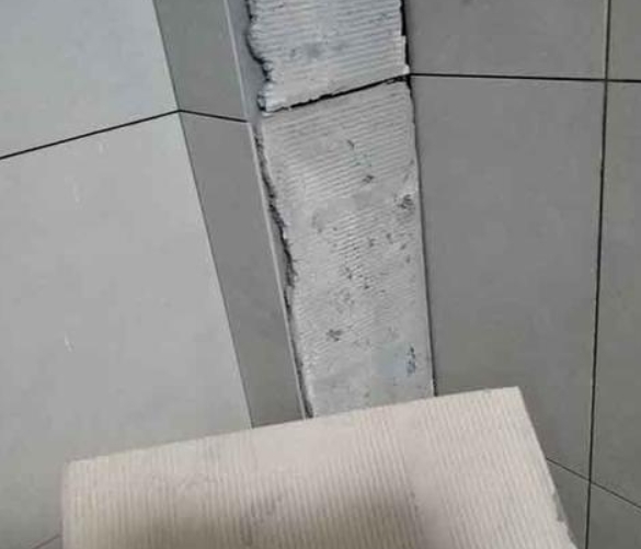 广饶瓷砖空鼓维修公司分享下厨房瓷砖脱落的补救措施。